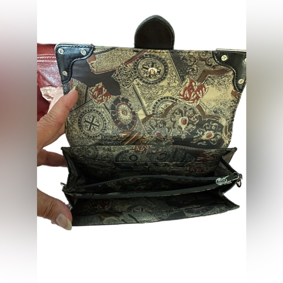 Black Croc Embossed Clutch Wallet - Picture 5 of 5